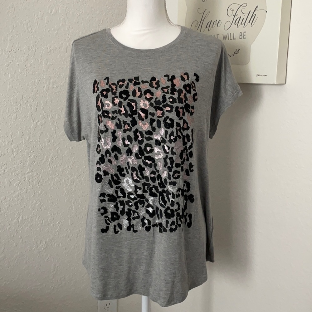 Gray beads with animal print short sleeve